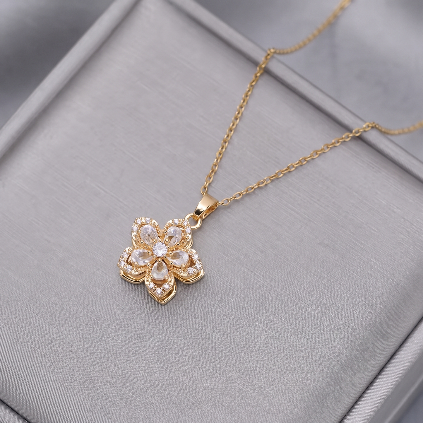 FLOWER SPINNER WELLNESS NECKLACE GOLD WHITE